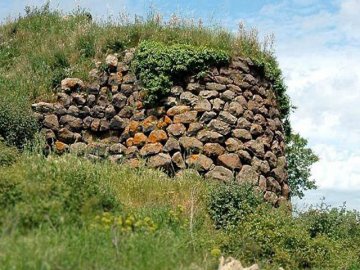 Agriturismo Genna e Corte ligt in een gebied rijk aan archeologische vondsten